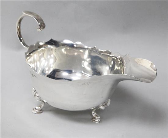 An Edwardian silver sauceboat, Williams, Birmingham Ltd, Birmingham, 1905, 4 oz.